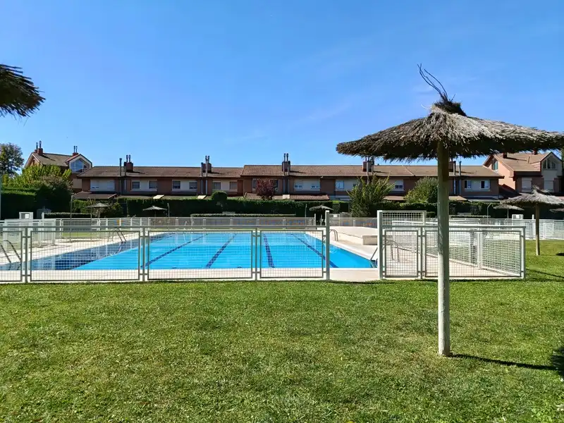 Semi-detached house with pool for sale in Simancas