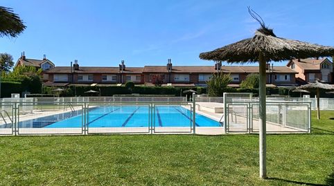 NO COBRAMOS HONORARIOS DE INTERMEDIACIÓN AL COMPRADOR!Impresionante chalet pareado en esquina en la Avenida principal de Entrepino