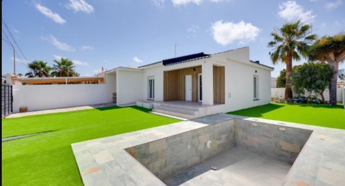 Exterior view of House or chalet for sale in Torrevieja  with Air Conditioner, Heating and Terrace