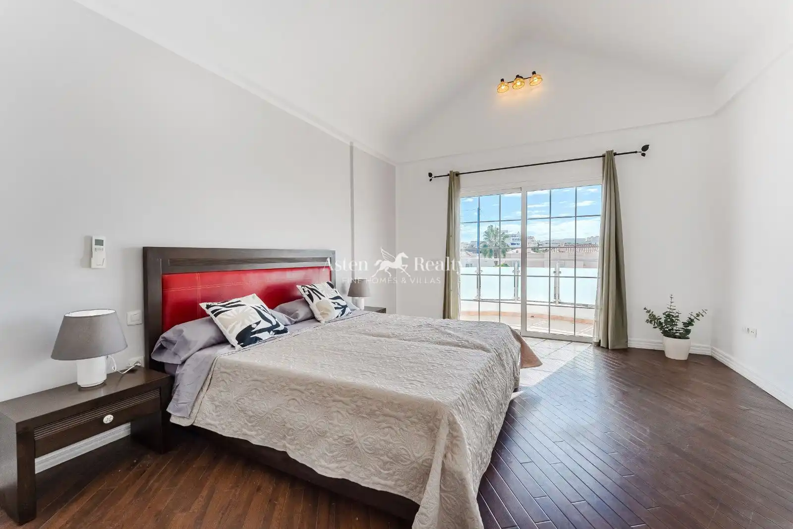 Schlafzimmer von Dachboden zum Verkauf in Adeje mit Klimaanlage, Terrasse und Schwimmbad