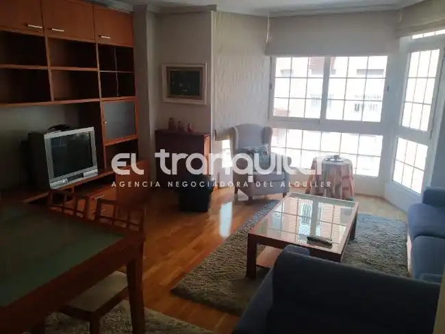 Wohnzimmer von Wohnung zur Miete in Madrid mit Parkett, Schwimmbad und Möbliert