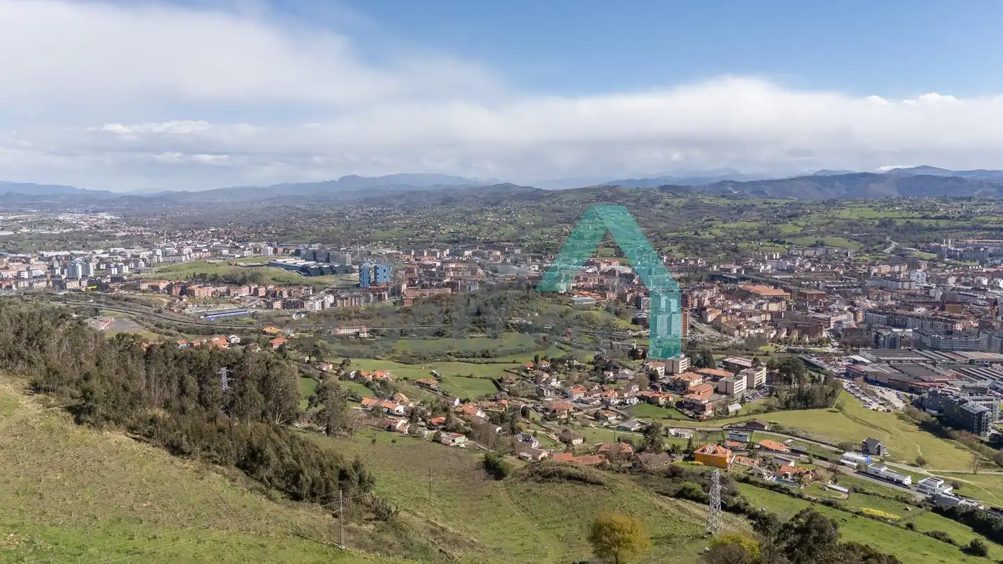 Vista exterior de Casa o xalet en venda en Oviedo  amb Jardí privat, Terrassa i Traster
