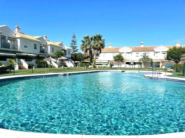 Adosado con piscina en venta en El Portil