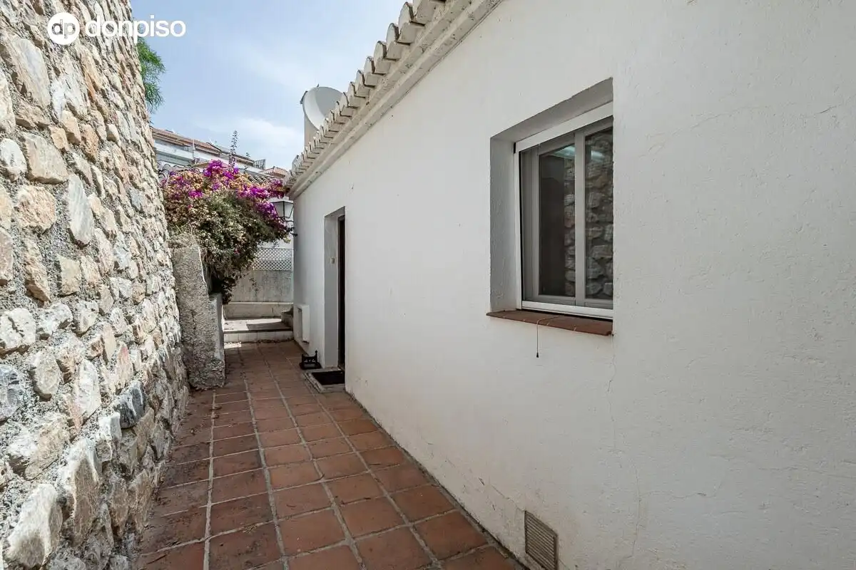 Vista exterior de Casa o xalet en venda en Almuñécar amb Terrassa