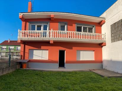 Vista exterior de Casa o xalet en venda en A Laracha   amb Jardí privat, Parquet i Terrassa