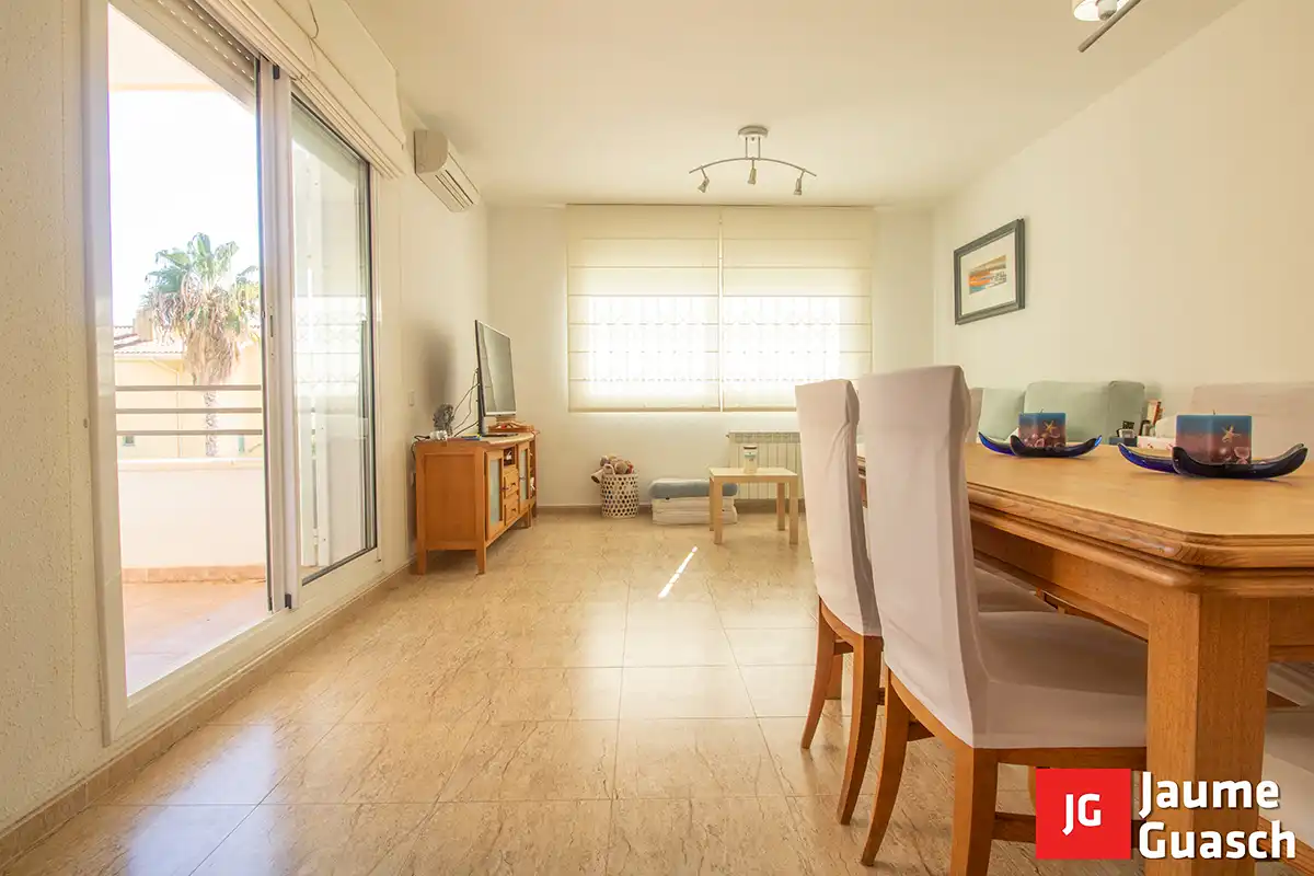 Esszimmer von Einfamilien-Reihenhaus zum Verkauf in Torredembarra mit Klimaanlage, Heizung und Privatgarten