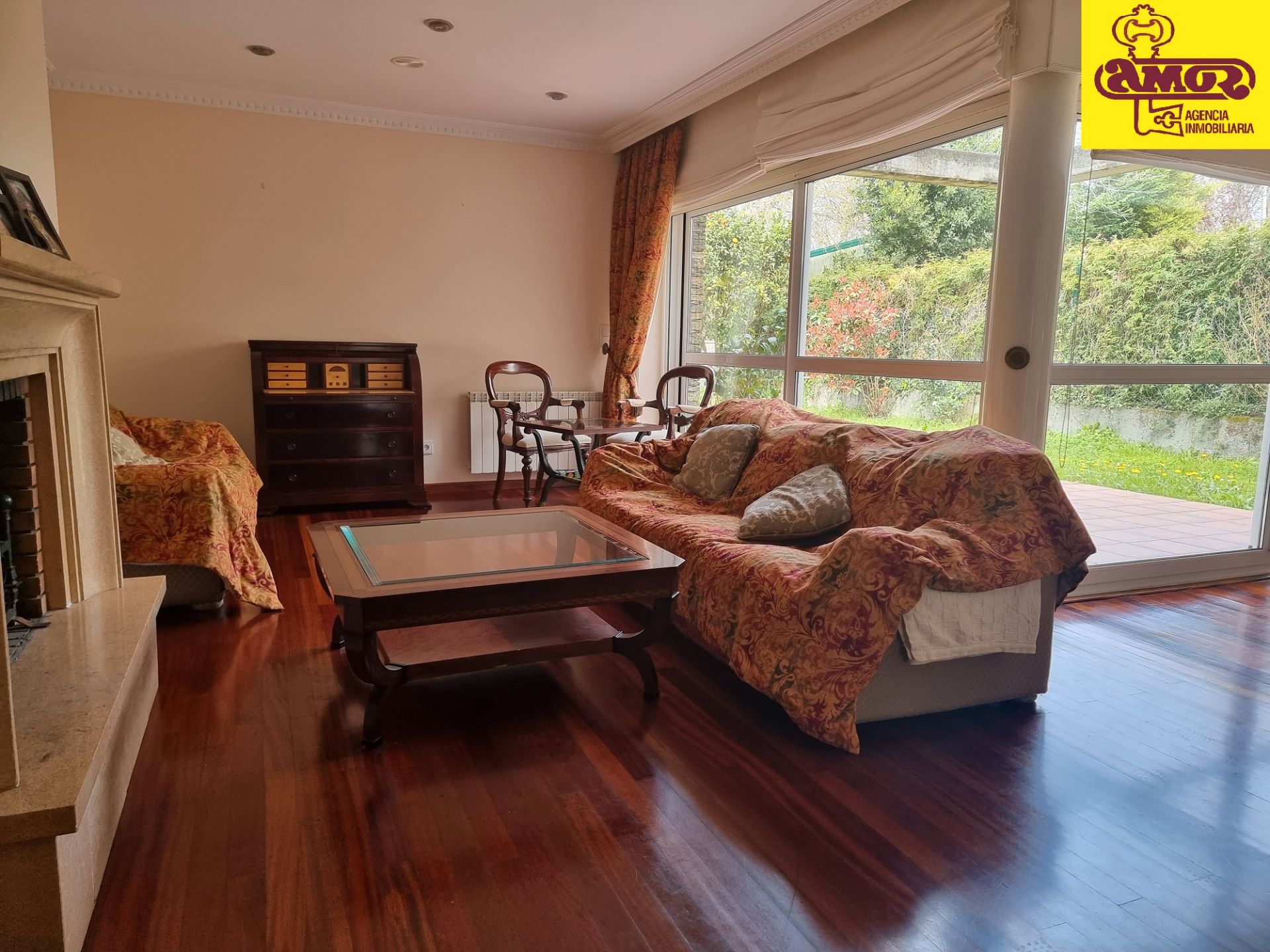 Sala d'estar de Casa o xalet en venda en Santiago de Compostela  amb Jardí privat, Terrassa i Moblat