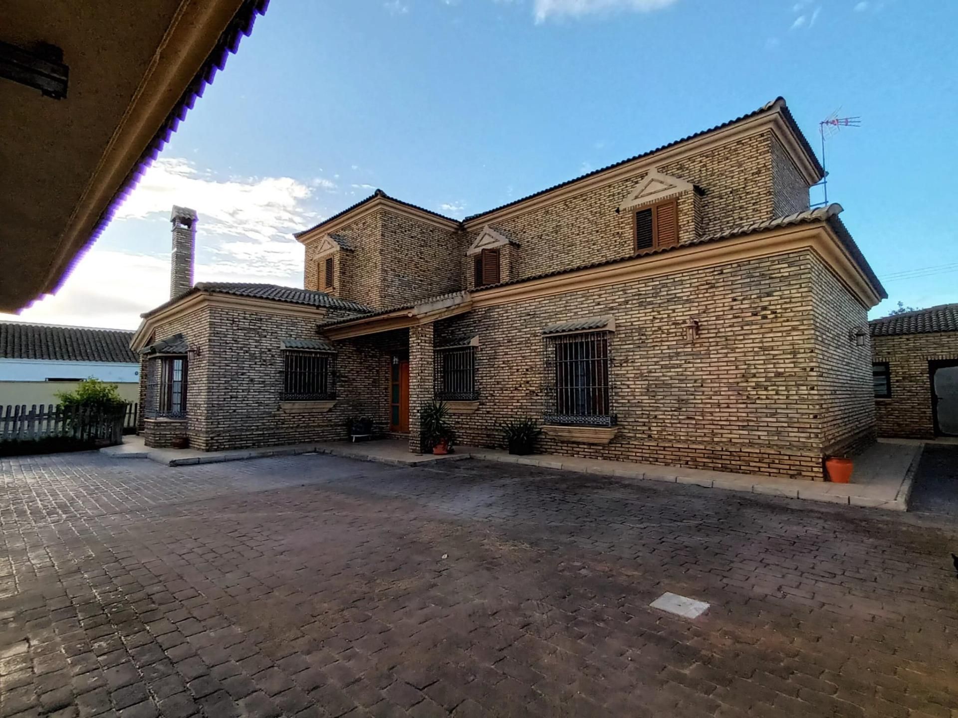Vista exterior de Casa o xalet en venda en Chiclana de la Frontera amb Calefacció, Traster i Jacuzzi