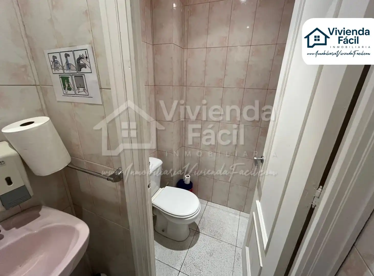 Baño de Local en venta en Madrid con Aire acondicionado, Amueblado y Internet