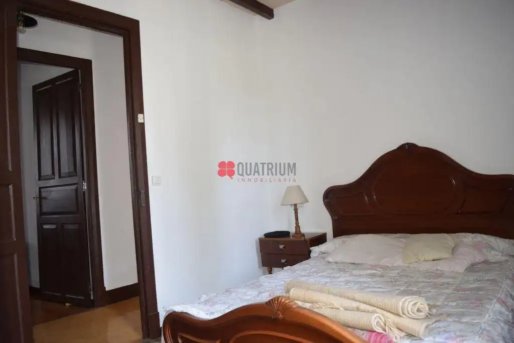 Dormitori de Casa o xalet en venda en Santiago de Compostela  amb Jardí privat