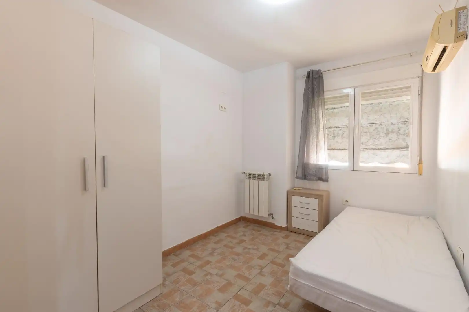 Dormitori de Pis en venda en Granada amb Aire condicionat, Calefacció i Terrassa