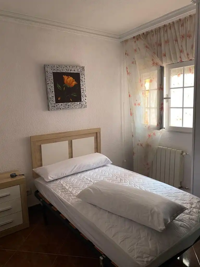 Dormitori de Pis de lloguer en Granada amb Aire condicionat, Calefacció i Terrassa