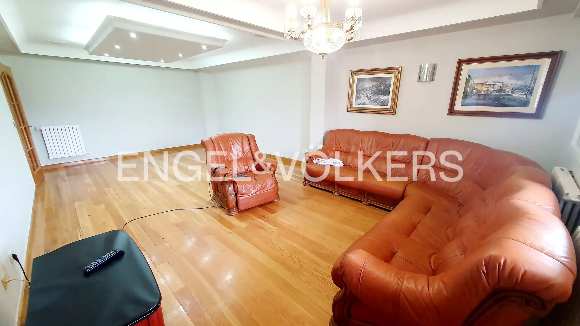 Sala de estar de Casa adosada en venta en Aguilar de Campoo con Calefacción, Jardín privado y Parquet
