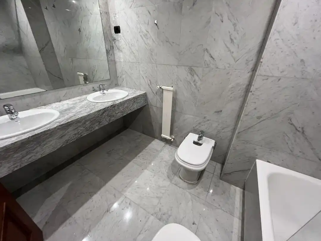 Badezimmer von Wohnung zur Miete in Leioa mit Heizung, Privatgarten und Abstellraum