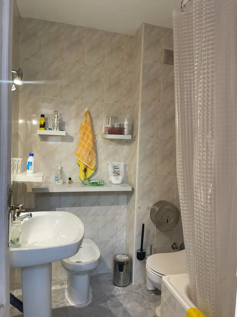 Baño de Piso de alquiler en Plasencia con Amueblado y TV