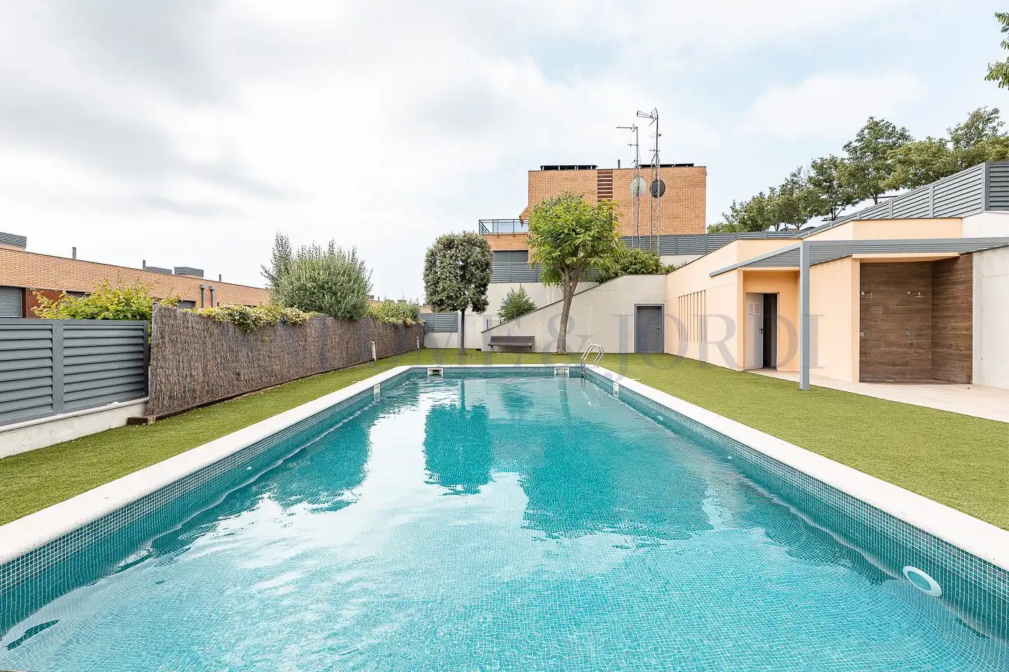 Piscina de Casa adosada en venda en Cabrils amb Aire condicionat, Calefacció i Jardí privat