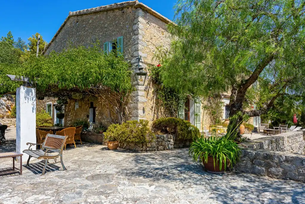 Vista exterior de Finca rústica en venda en Puigpunyent amb Aire condicionat, Calefacció i Jardí privat