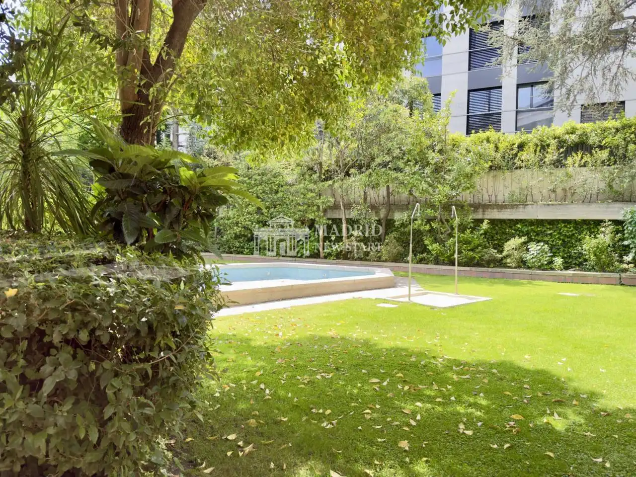 Jardín de Dúplex de alquiler en Madrid con Aire acondicionado, Calefacción y Amueblado