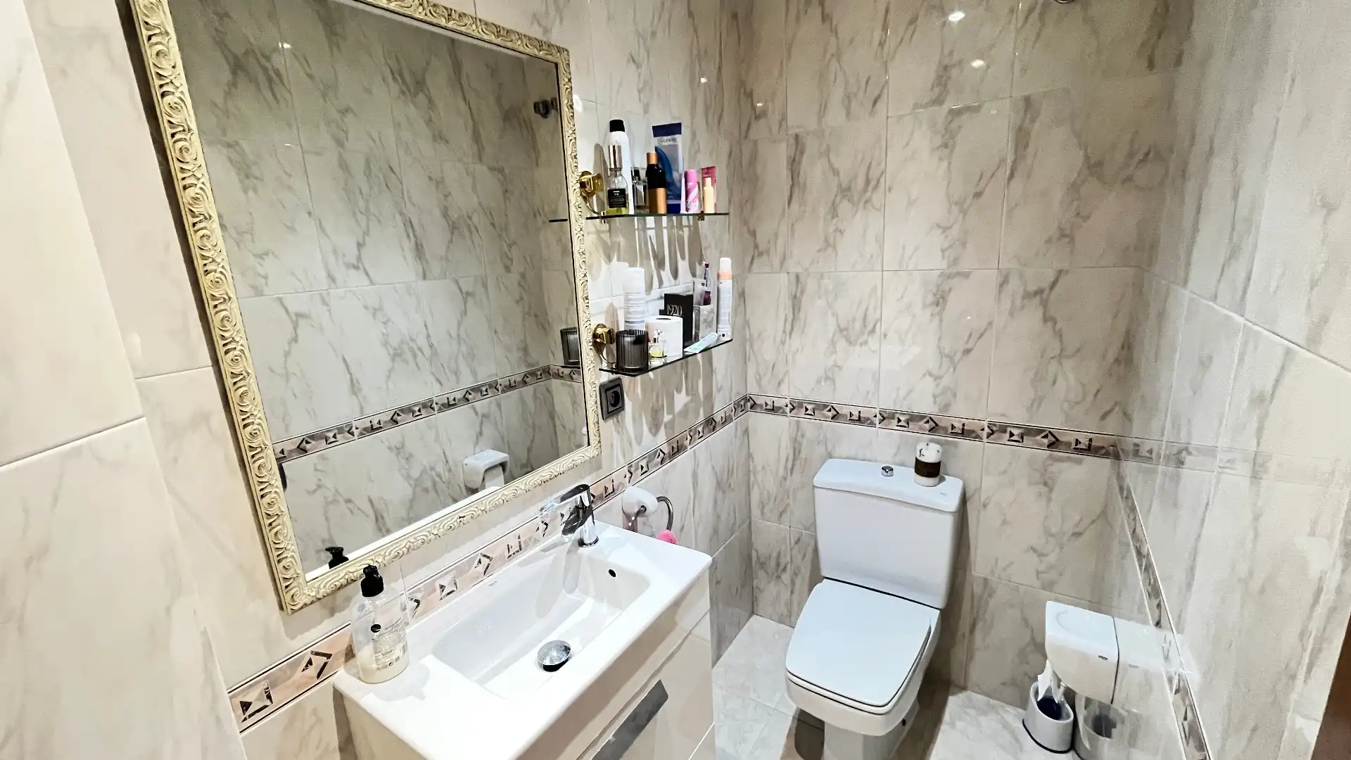 Badezimmer von Einfamilien-Reihenhaus zum Verkauf in Santa Coloma de Cervelló mit Klimaanlage, Heizung und Parkett