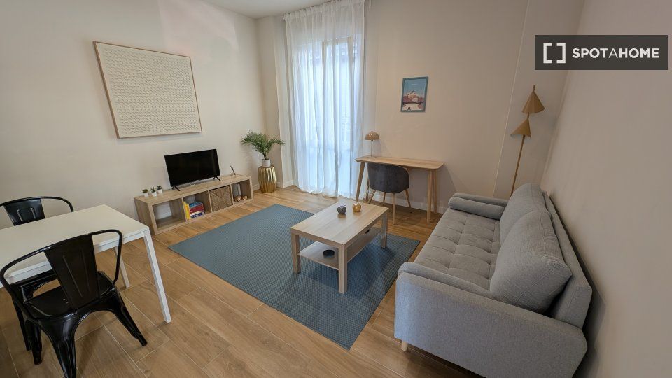 Living room of Flat to rent in  Madrid Capital  with Air Conditioner, Heating and Furnished