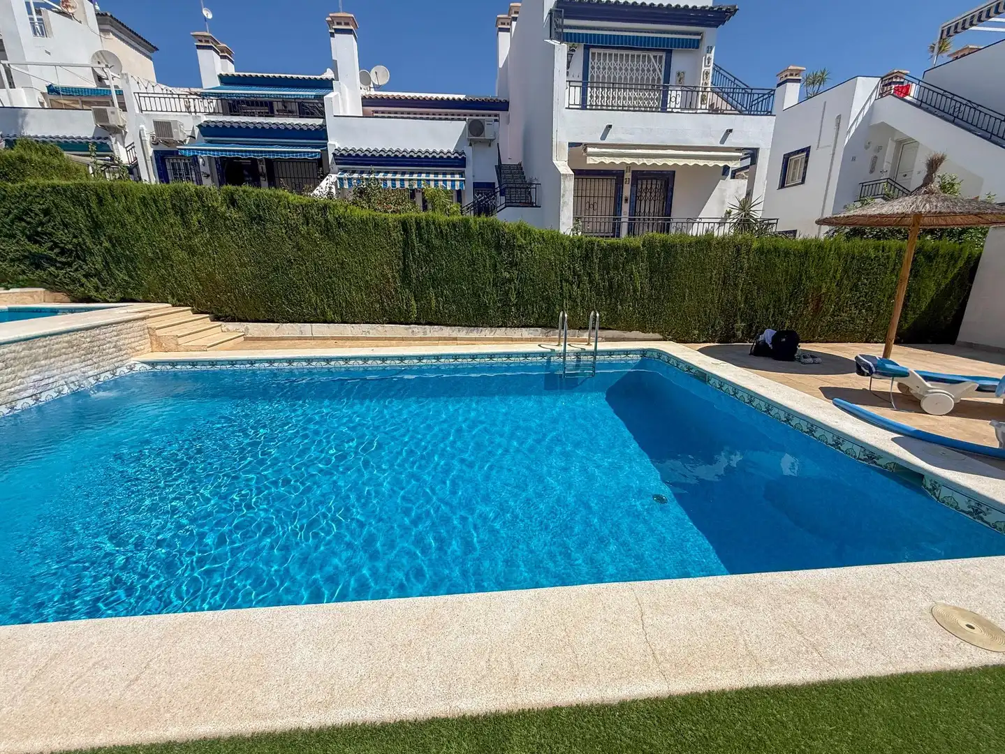 Piscina de Casa adosada en venda en Orihuela amb Jardí privat, Terrassa i Moblat