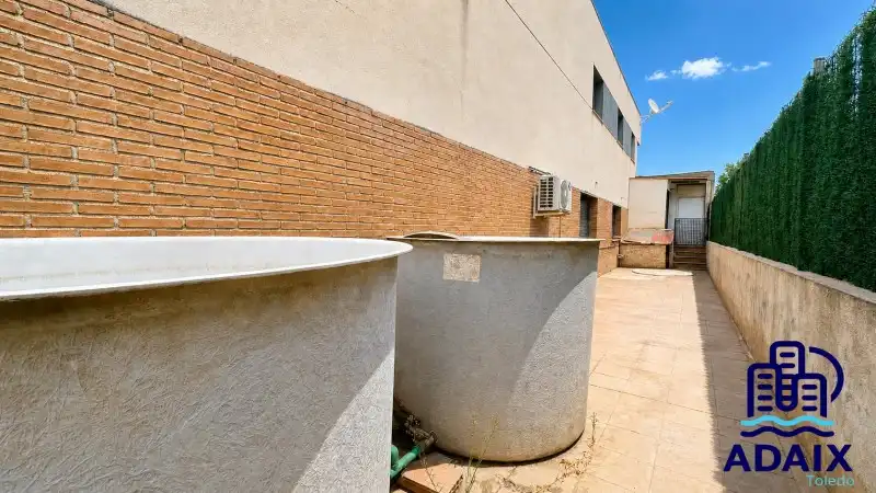 Exterior view of Houses for sale in Layos  with Air Conditioner, Heating and Terrace