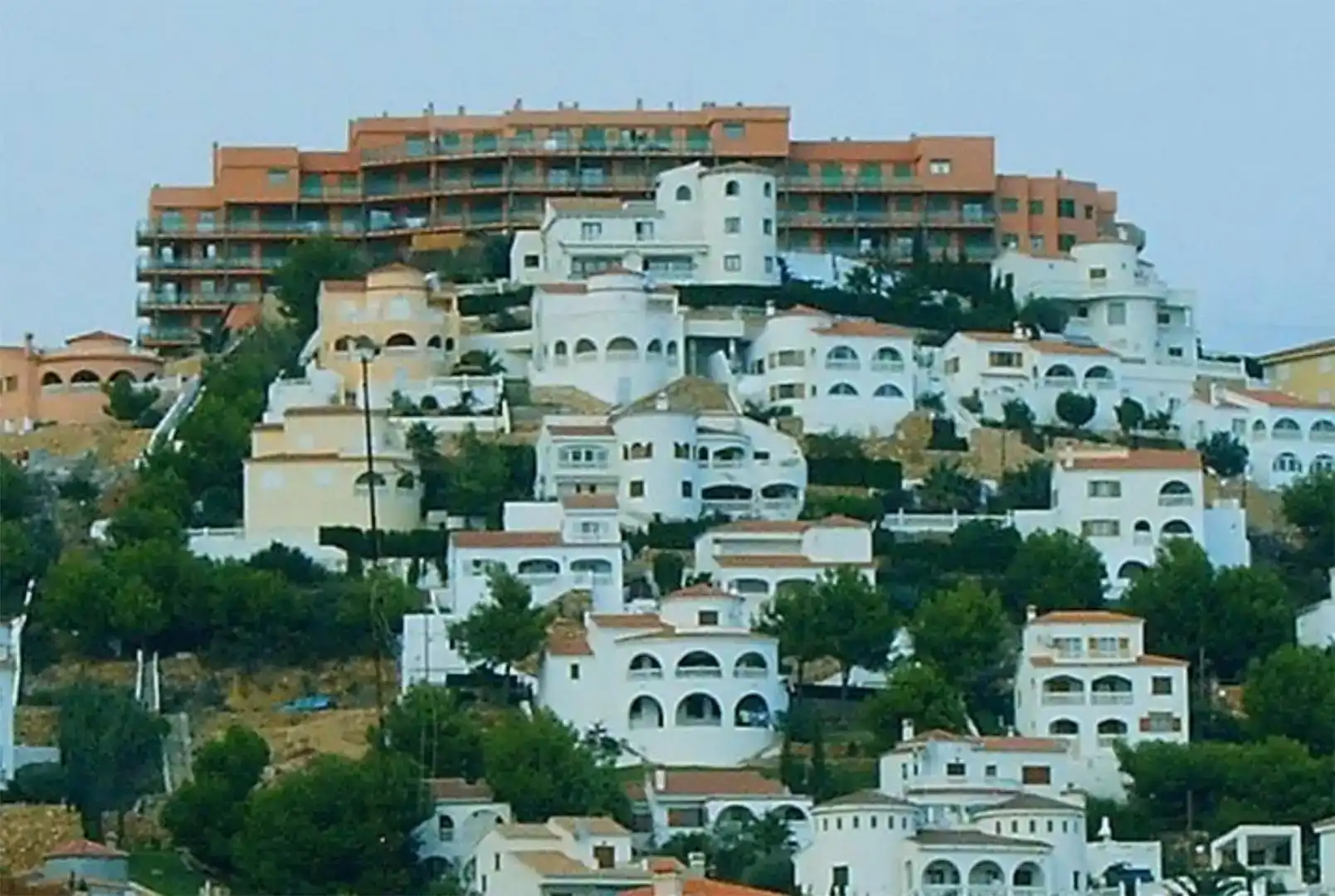 Außenansicht von Wohnungen zur Miete in Alcalà de Xivert mit Privatgarten, Abstellraum und Schwimmbad