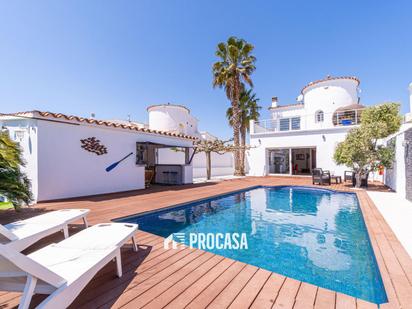Vista exterior de Casa o xalet en venda en Empuriabrava amb Aire condicionat, Calefacció i Piscina
