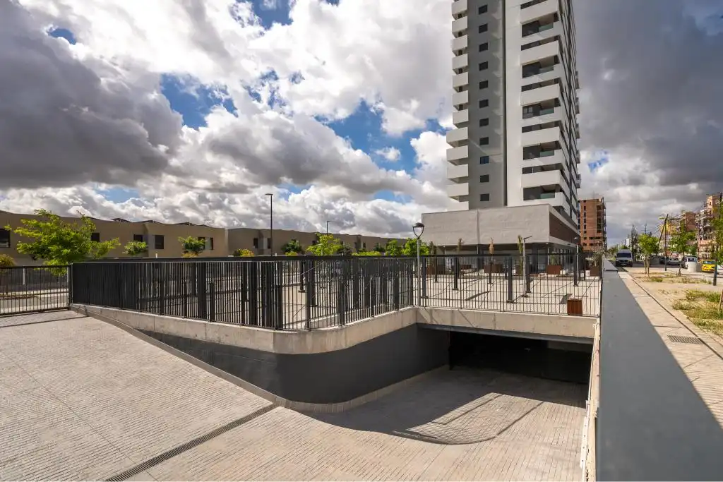Vista exterior de Àtic en venda en Sevilla amb Traster i Piscina