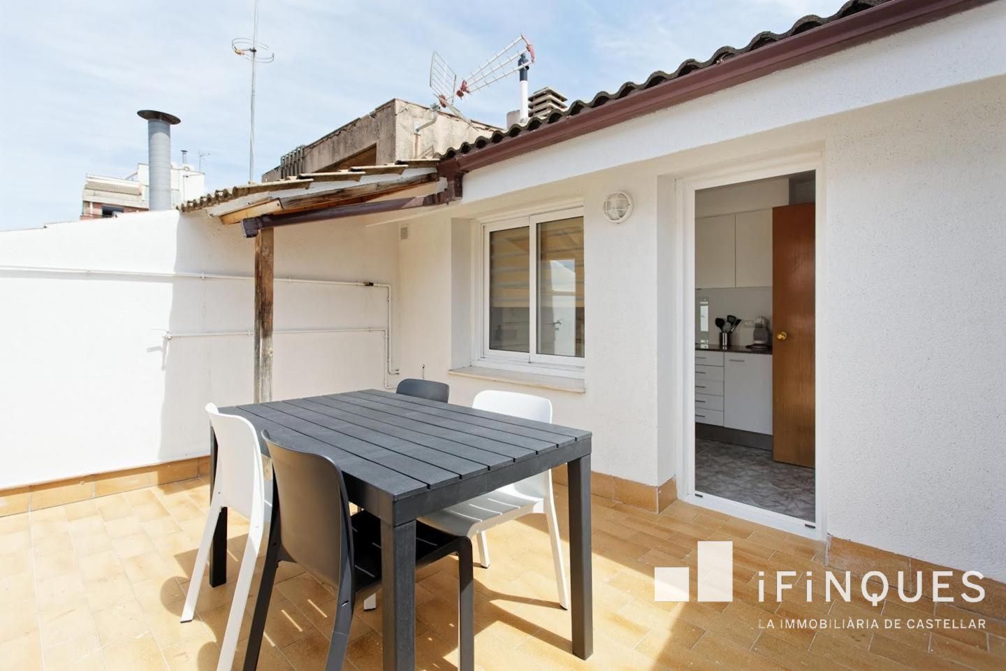 Vista exterior de Dúplex en venda en Rubí amb Aire condicionat, Parquet i Terrassa