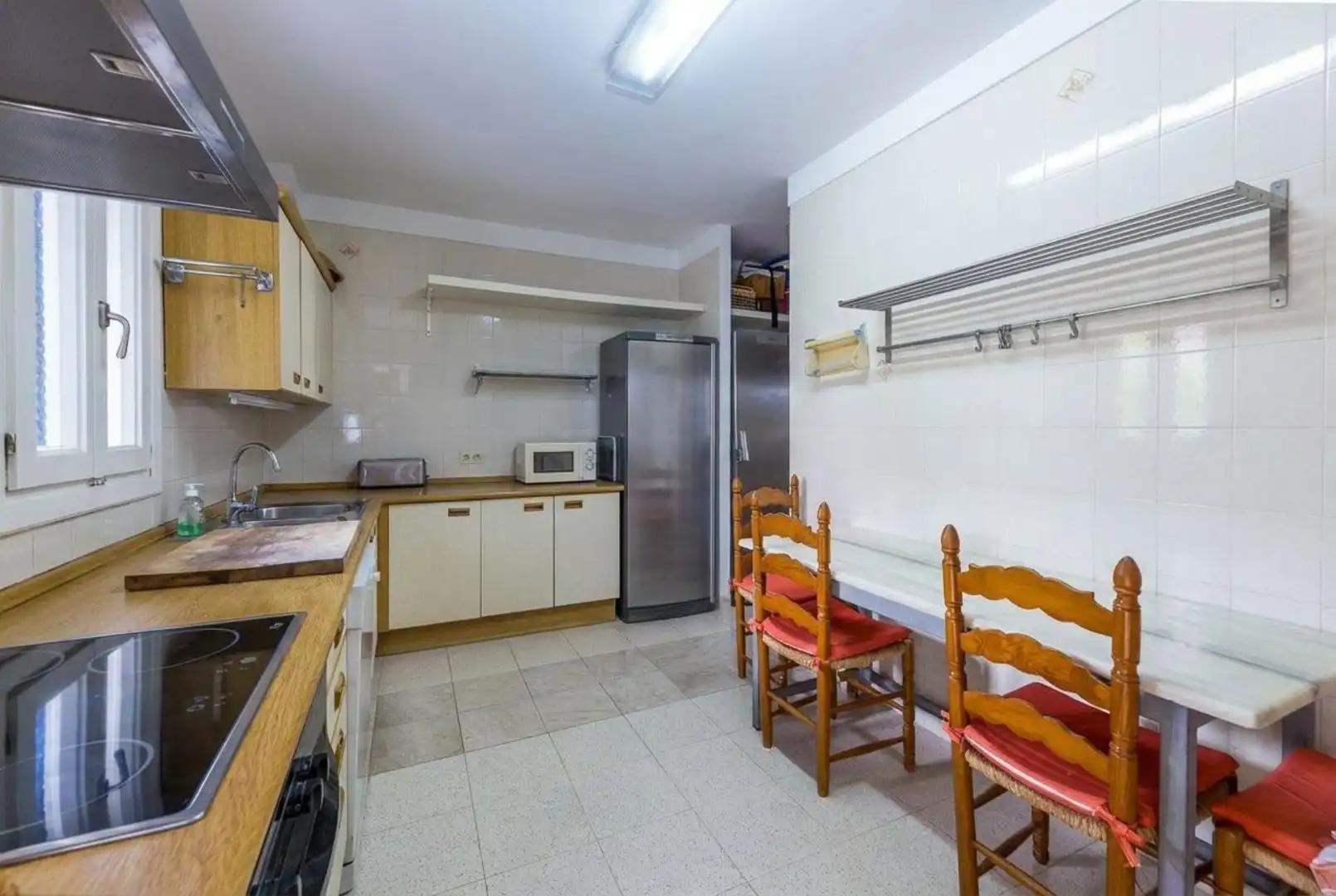 Küche von Einfamilien-Reihenhaus zum Verkauf in Ses Salines mit Klimaanlage, Heizung und Terrasse