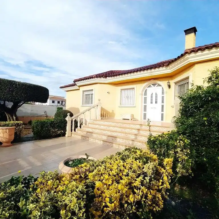 Vista exterior de Casa o xalet en venda en Orihuela amb Aire condicionat, Jardí privat i Terrassa