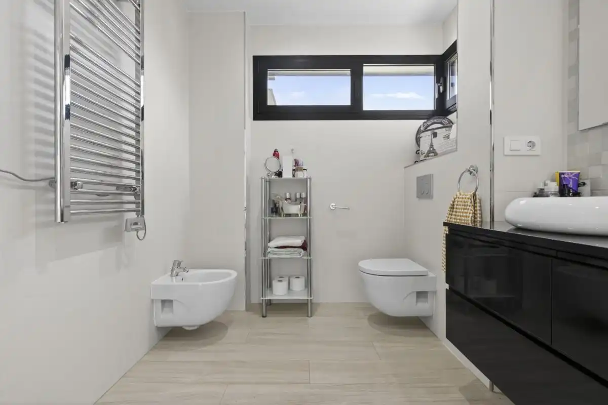 Baño de Casa o chalet en venta en Bormujos con Aire acondicionado, Calefacción y Jardín privado