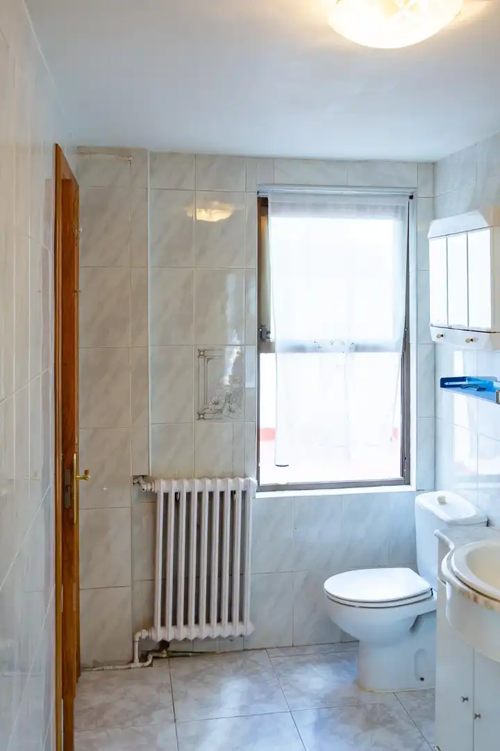 Badezimmer von Wohnung zum Verkauf in León Capital  mit Heizung und Abstellraum