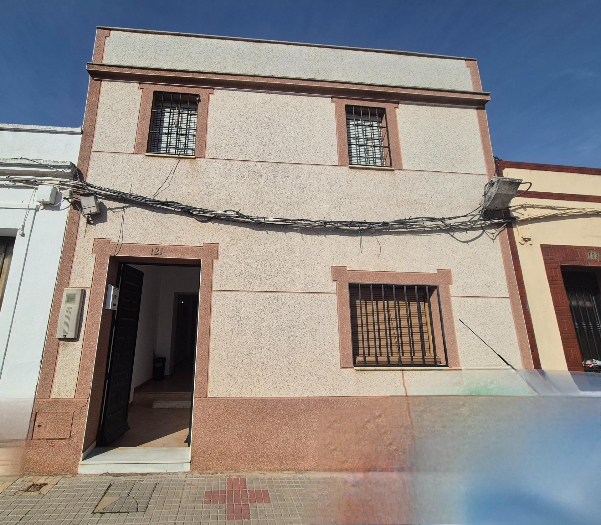 Vista exterior de Casa adosada en venda en Montijo amb Calefacció i Terrassa
