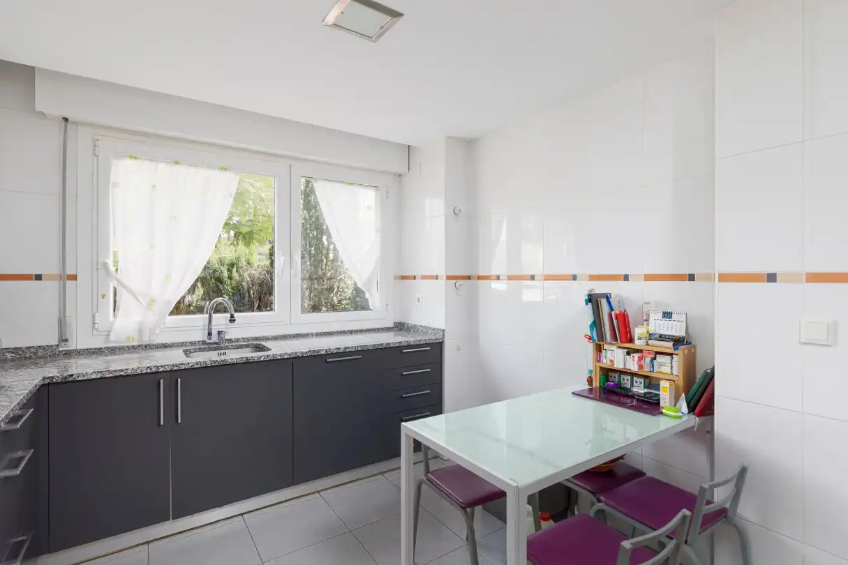 Küche von Einfamilien-Reihenhaus zum Verkauf in Iza / Itza mit Heizung, Privatgarten und Terrasse