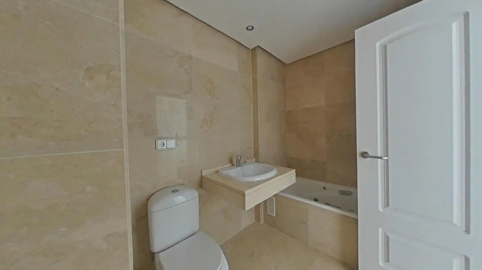 Bany de Apartament en venda en Manilva amb Piscina