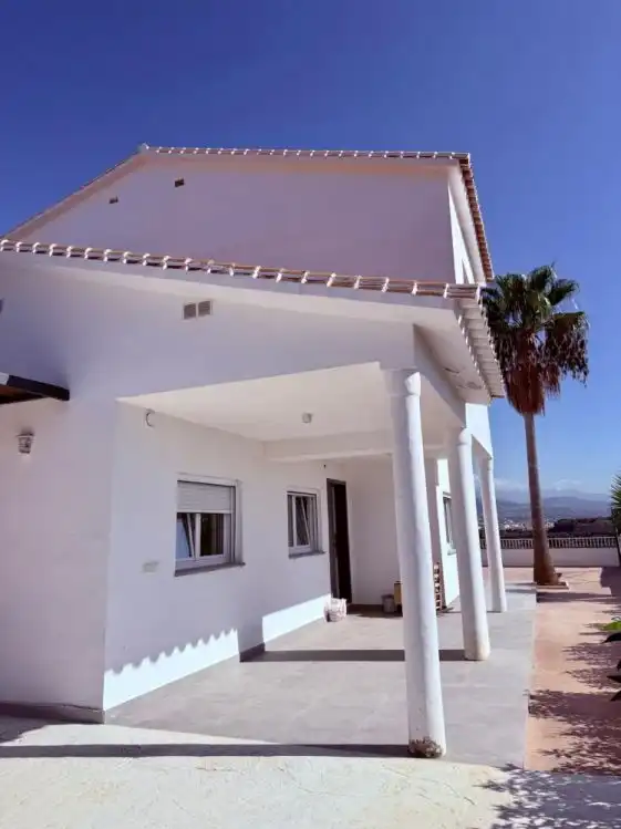 Vista exterior de Casa o xalet en venda en Vélez-Málaga amb Aire condicionat, Calefacció i Jardí privat