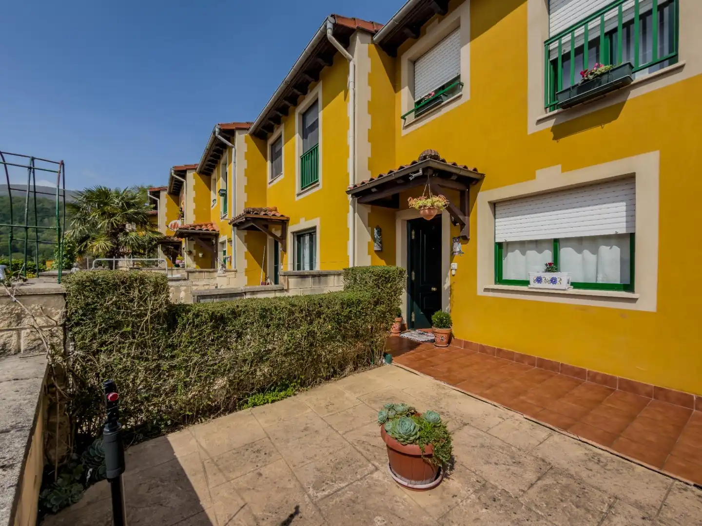 Vista exterior de Casa adosada en venda en Villafufre amb Calefacció i Jardí privat