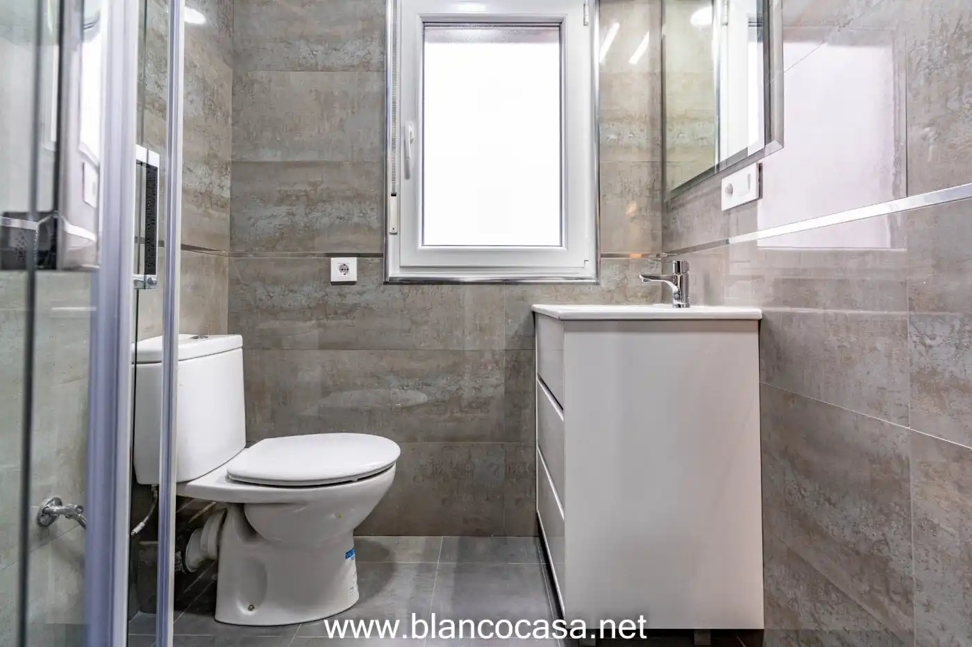 Baño de Piso de alquiler en Carballo con Calefacción, Trastero y Amueblado