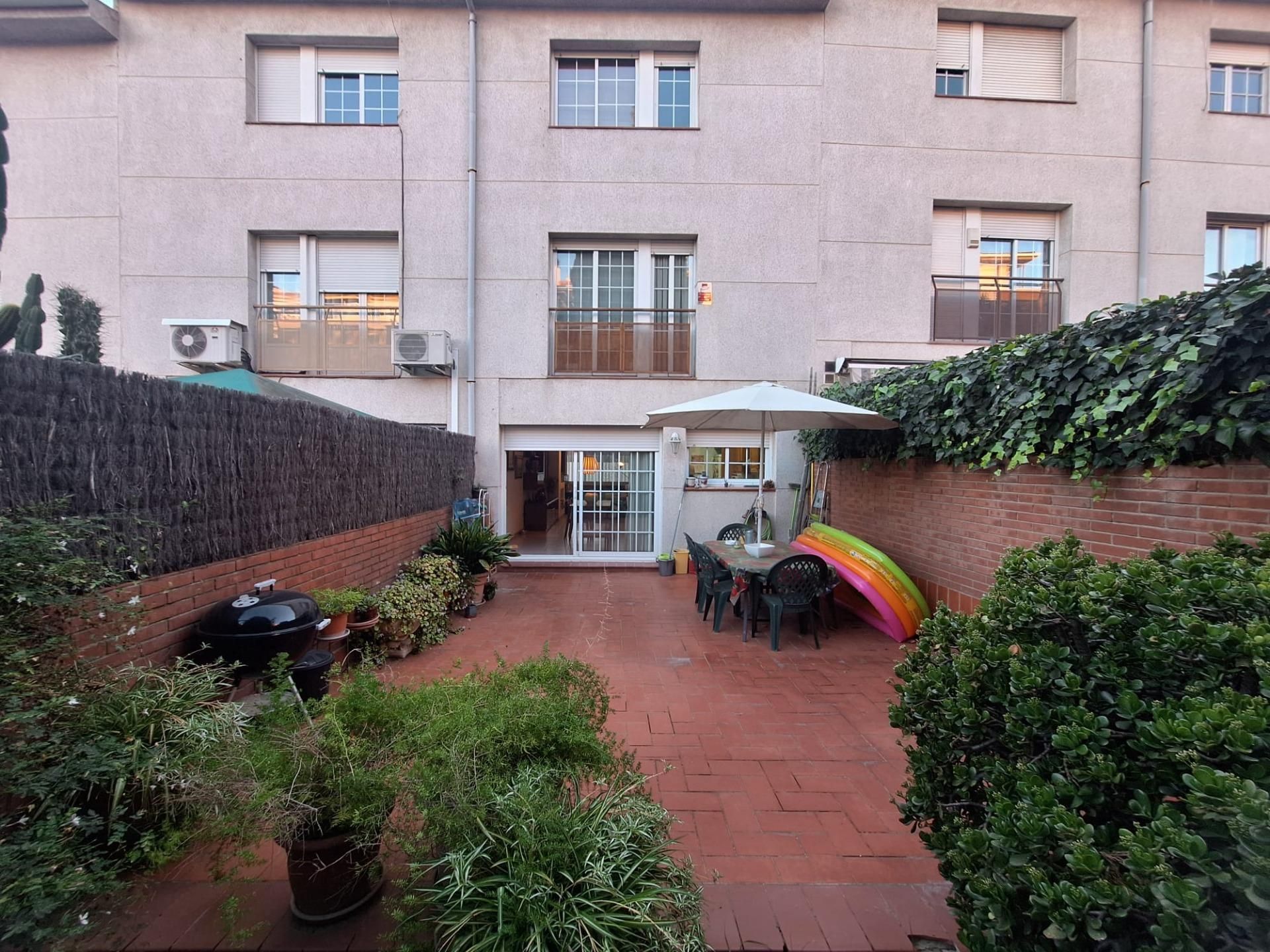 Jardín de Casa adosada en venta en Sabadell con Aire acondicionado, Calefacción y Jardín privado