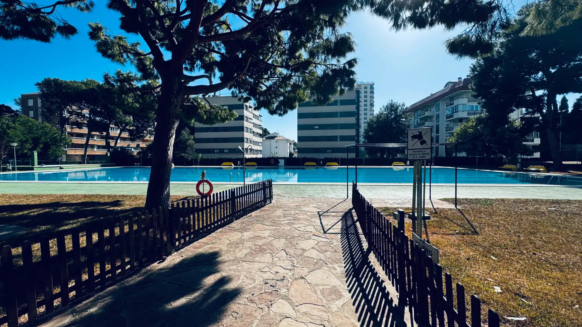 Piscina de Apartament en venda en Benicasim / Benicàssim amb Jardí privat, Terrassa i Moblat