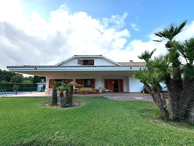 Vista exterior de Casa o xalet en venda en Benicasim / Benicàssim amb Jardí privat, Terrassa i Piscina