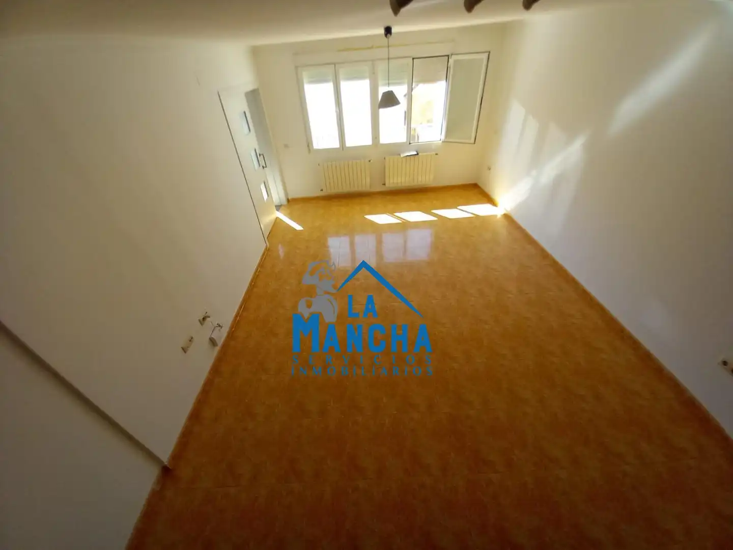 Sala d'estar de Casa adosada en venda en Madrigueras amb Calefacció, Terrassa i Traster