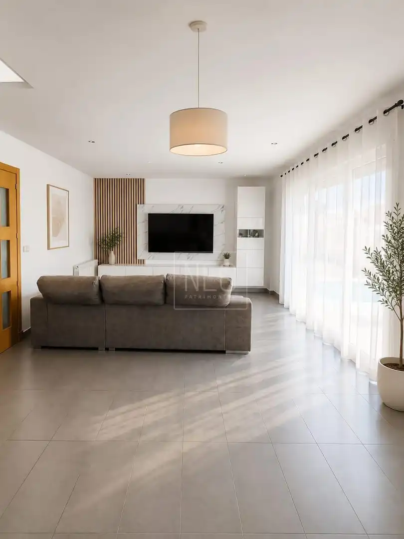 Sala de estar de Casa adosada en venta en Villalbilla con Aire acondicionado, Calefacción y Jardín privado