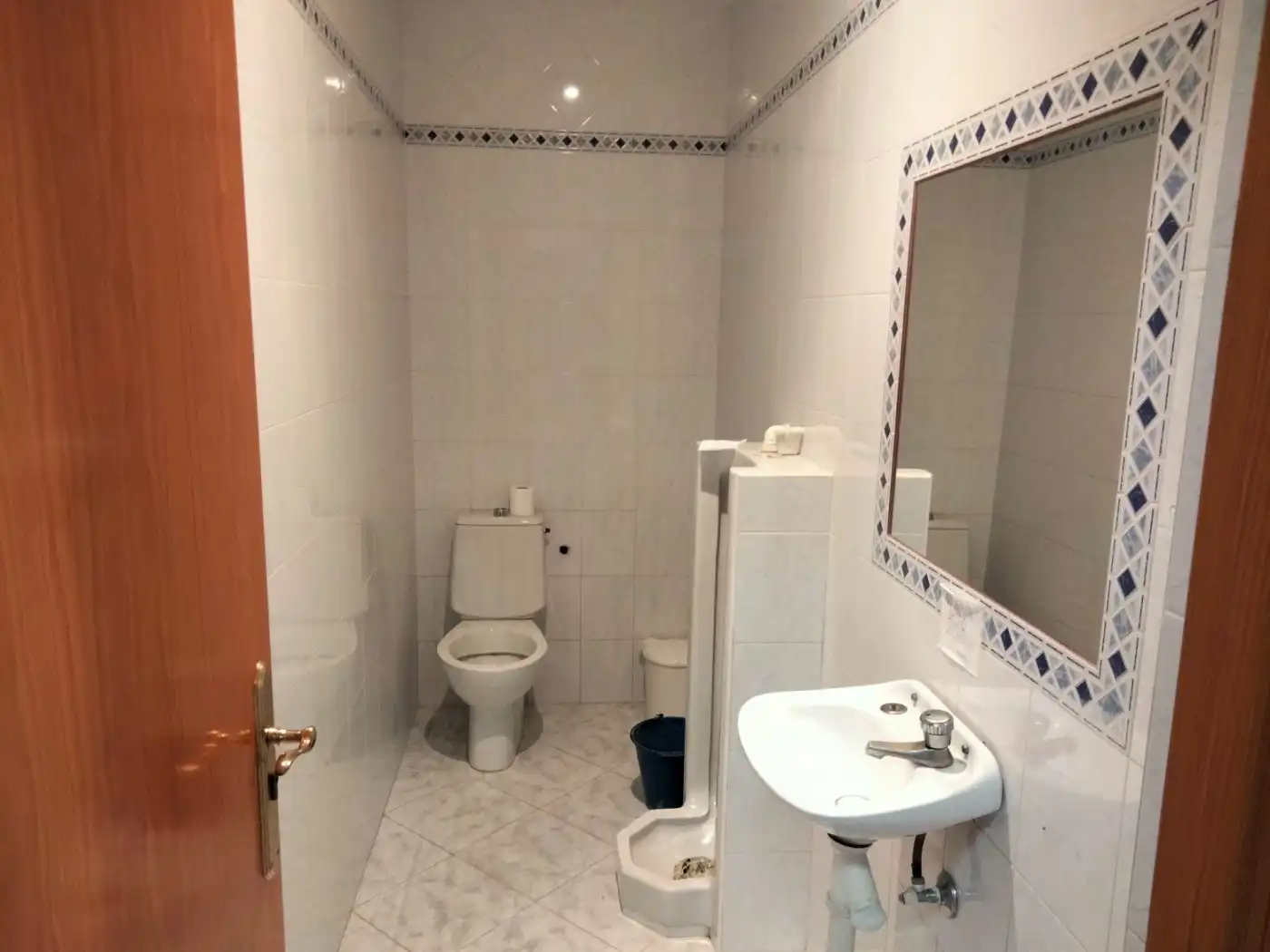 Bathroom of Commercial properties for rent in Medina Sidonia