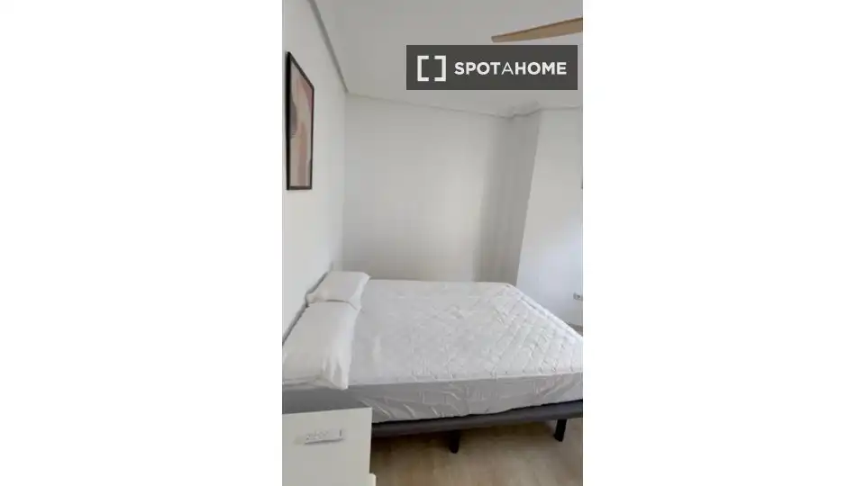 Bedroom of Flat for share in Almería  with Air Conditioner, Heating and Furnished