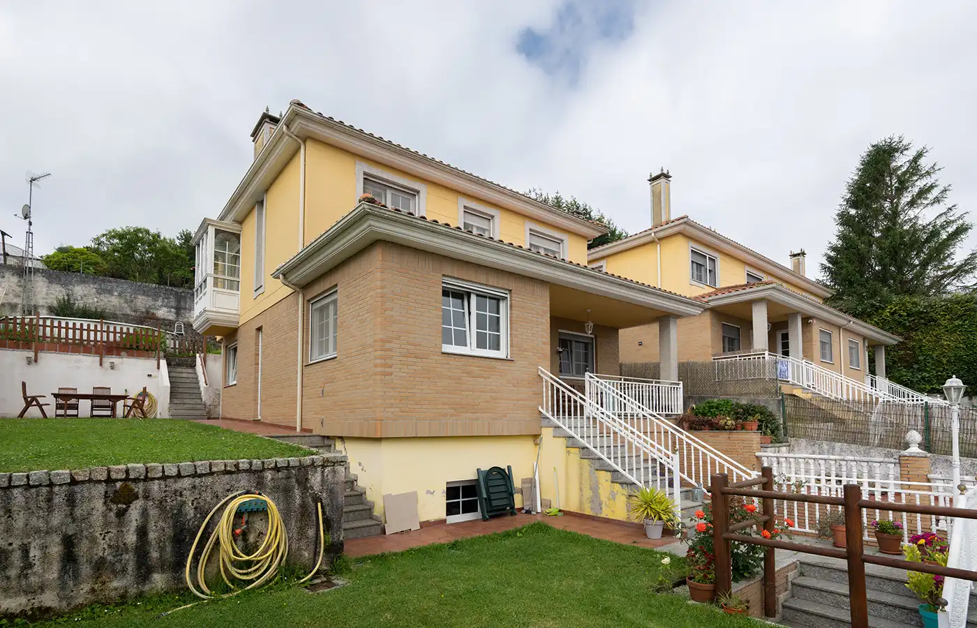 Vista exterior de Casa o chalet en venta en Oleiros con Calefacción, Jardín privado y Parquet