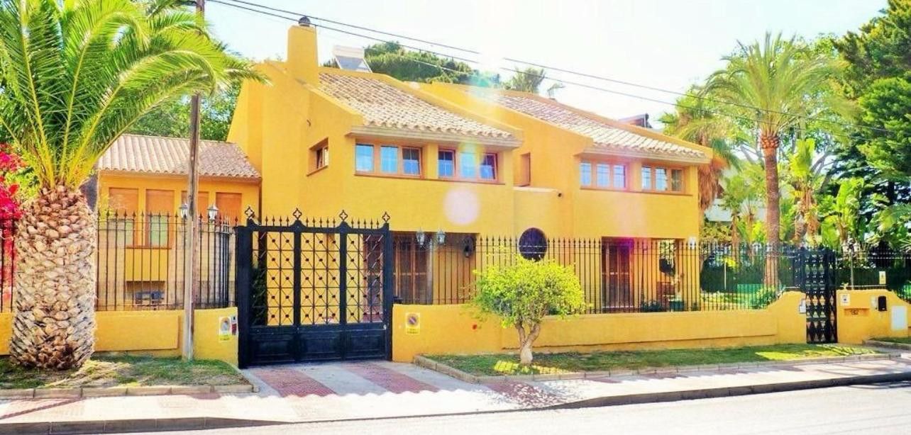 Vista exterior de Casa o xalet en venda en Roquetas de Mar amb Aire condicionat, Calefacció i Jardí privat
