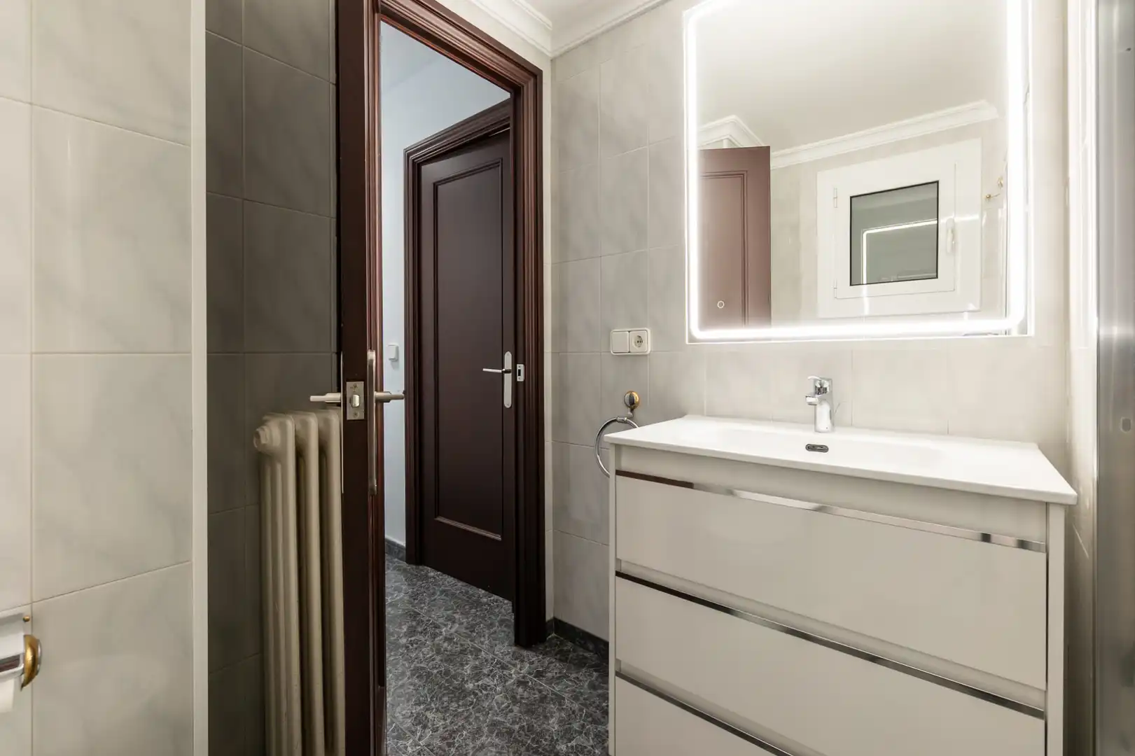 Bathroom of Flat for sale in Figueres  with Air Conditioner, Heating and Terrace
